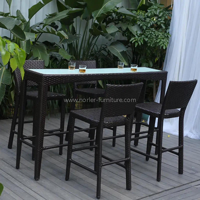 뒷마당이나 파티오에 가장 적합한 야외 바 세트를 선택하는 방법